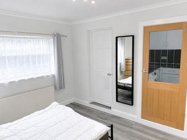Large Modern self contained studio📍RG1 Prime 📍 Main Photo