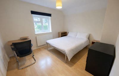 5 Bedrooms available on The Crescent Main Photo
