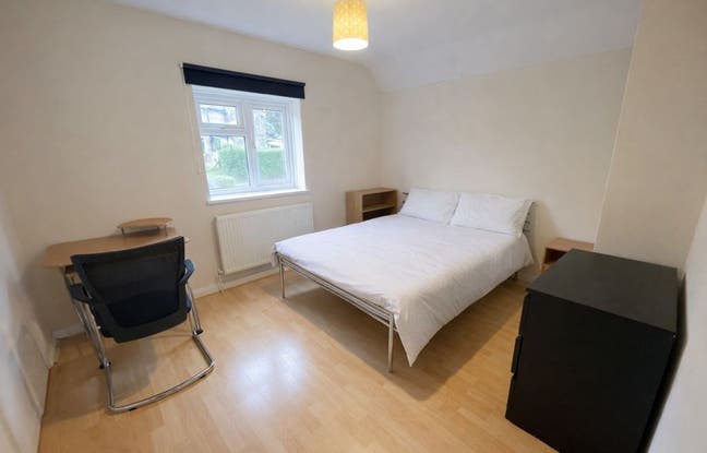 5 Bedrooms available on The Crescent Main Photo