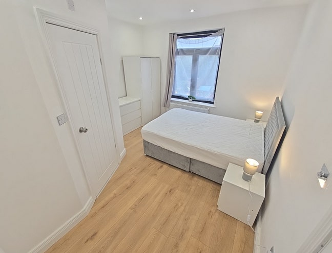Modern En-suite Double Room |  Prime Central Readi Main Photo