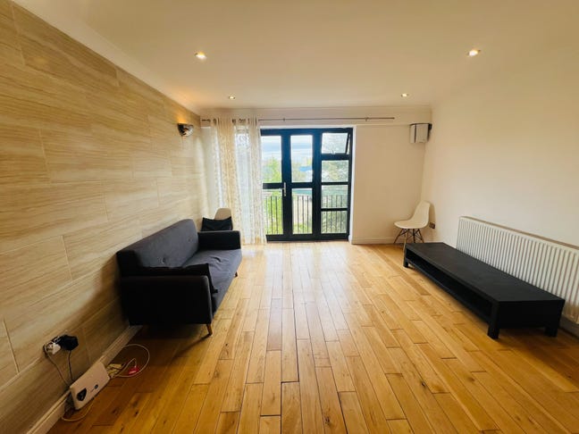 Spacious 2-Bed, 2-Bath Apartment with Ensuite Main Photo