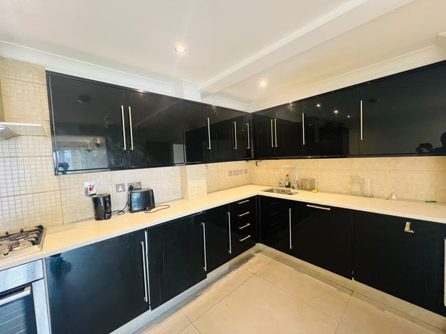 Spacious 2-Bed, 2-Bath Apartment with Ensuite Main Photo
