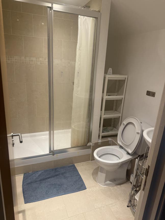 Rent the king size room  Main Photo