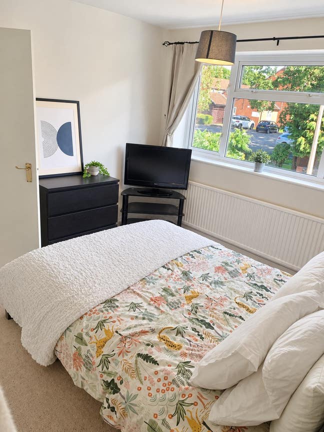 Lovely room in spacious 3 bed house, nice area. Main Photo
