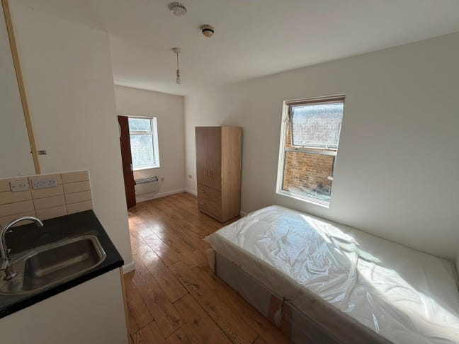 DSS - Studio Flat Available in Plumstead SE18 Main Photo