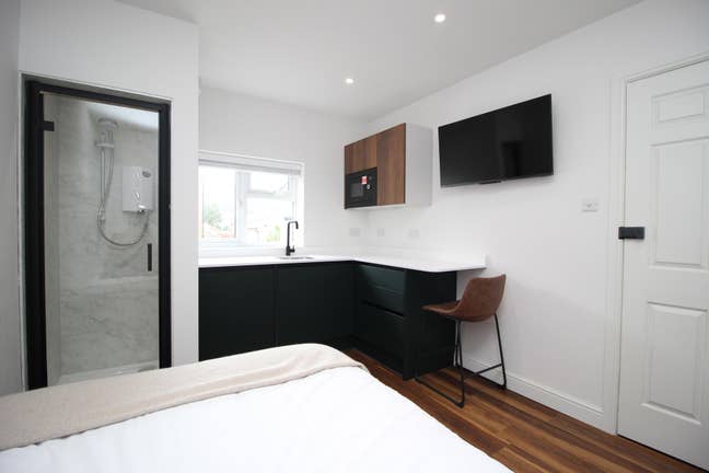 High Spec Double Room with Shower & Kitchen Main Photo
