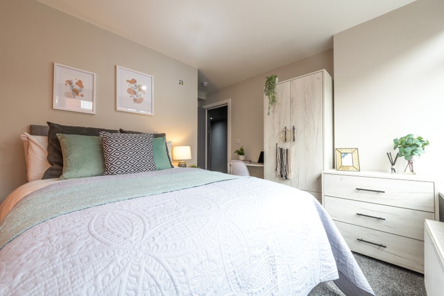 Modern Double Bedroom + En-Suite Bathroom  Main Photo