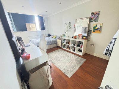 Bright Spacious room near Aldgate East Main Photo
