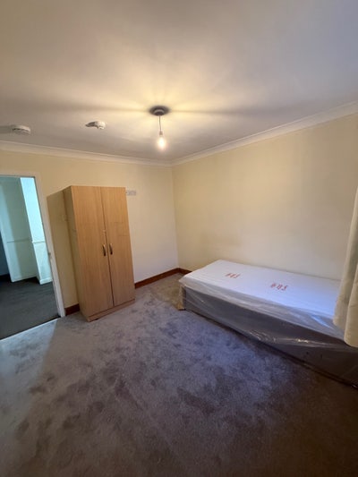 Lovely Double Room at Chadwel Heath  🏡 Main Photo