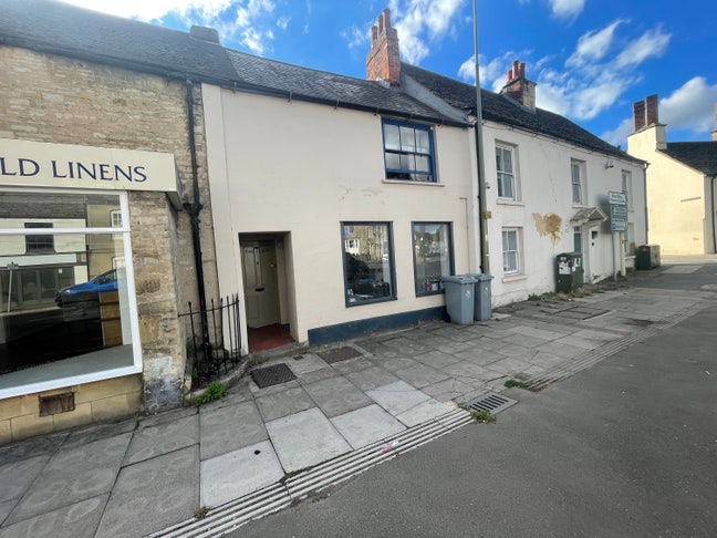 Newly refurbished Studio Flat,  Witney High Street Main Photo