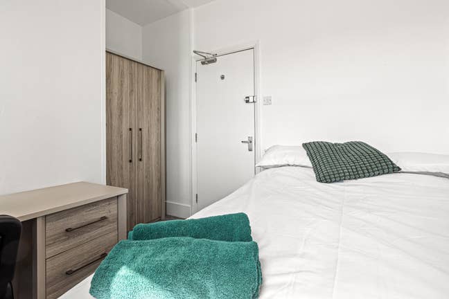 *Stunning Large Room Unreal Price* #16h Main Photo