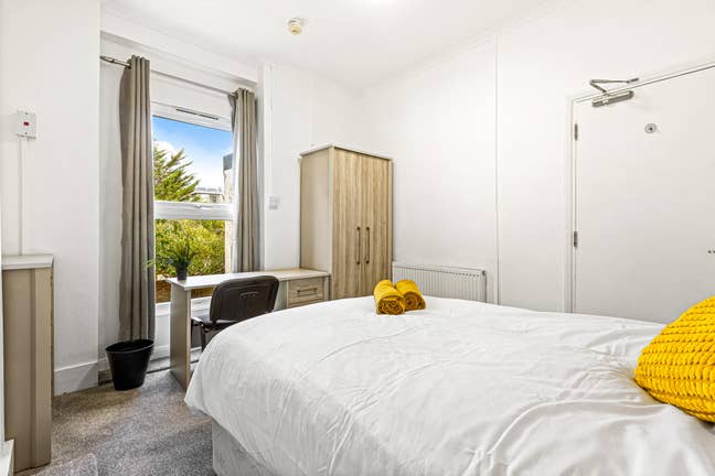 *Stunning Luxury brand new refurbished rooms* #16h Main Photo