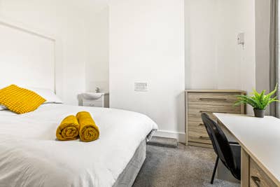 *Stunning Large Room Unreal Price* #16h Main Photo