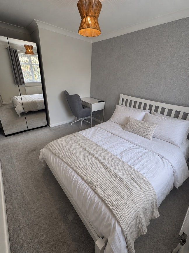 Modern double room in a newly refurbished house Main Photo
