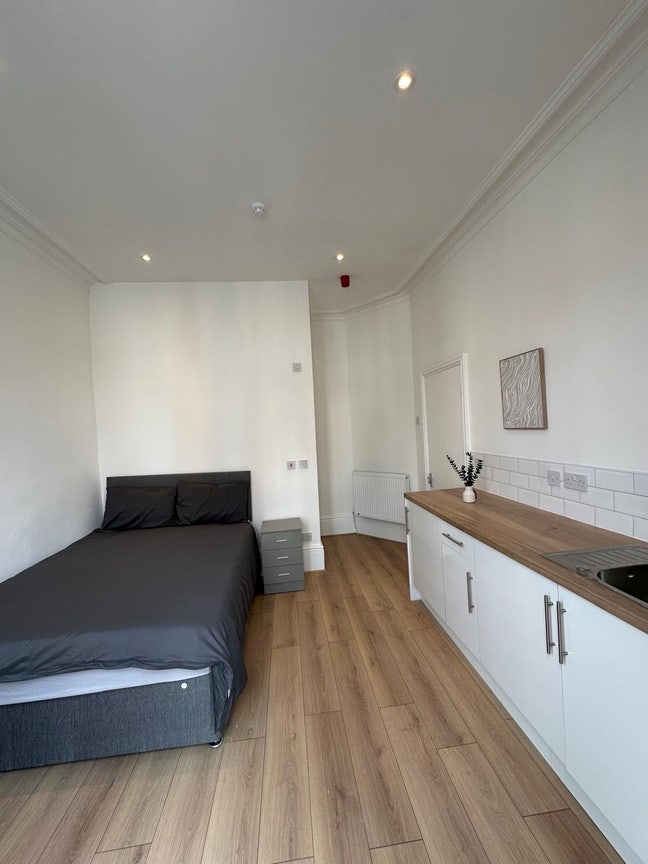  One  cozy   studio   -St  Domingo  L5  6RW
 Main Photo