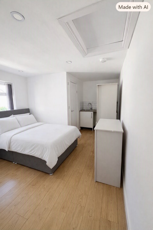 One bright studio-26 Queens Dr L4 6SH Main Photo
