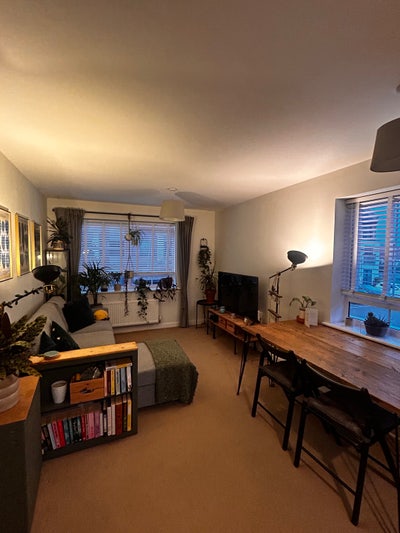 Master bedroom in 2 bed flat - travelling lanlord Main Photo