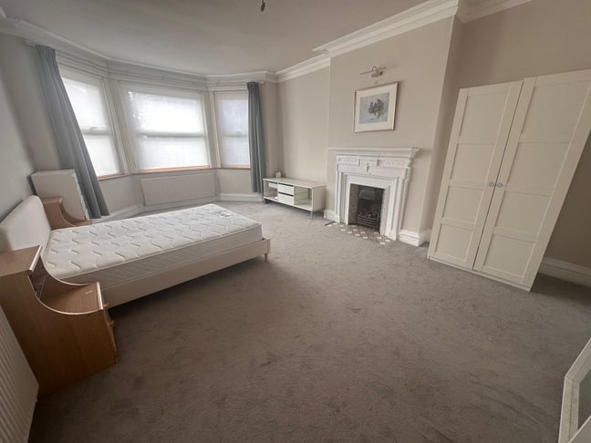 Large room in friendly girls’ flatshare Main Photo
