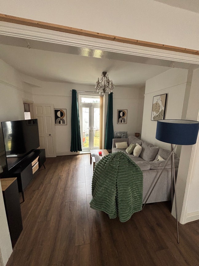 Double room in 2 Bed home 3 miles from City centr Main Photo