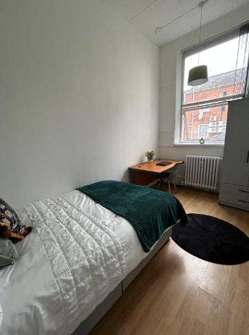 Double Room Leeds - Benefits Welcome Main Photo