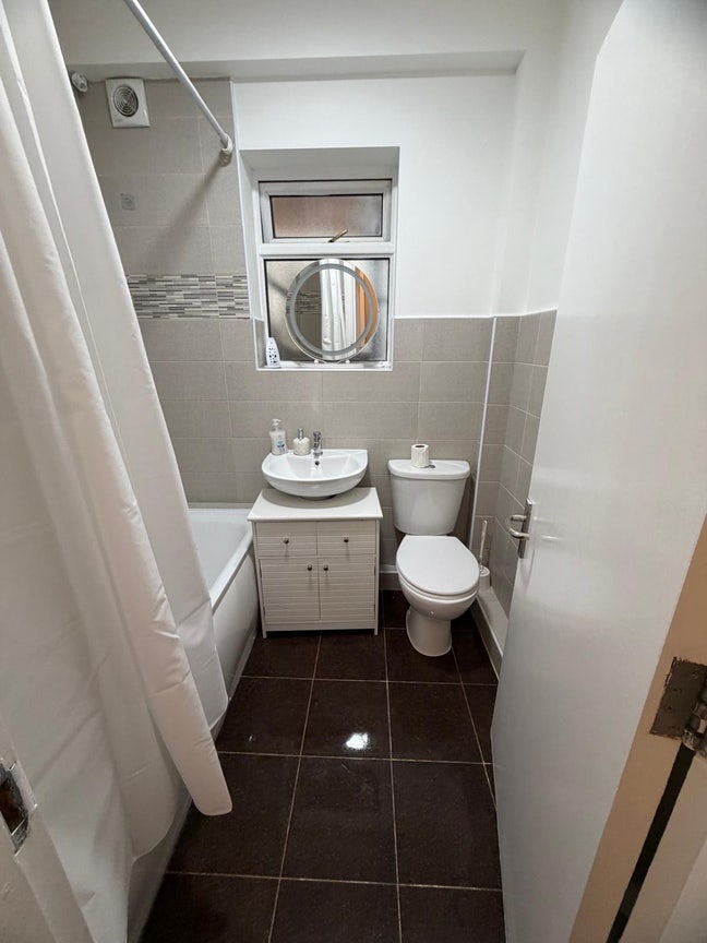 2bd cozy flat near Streatham station  Main Photo