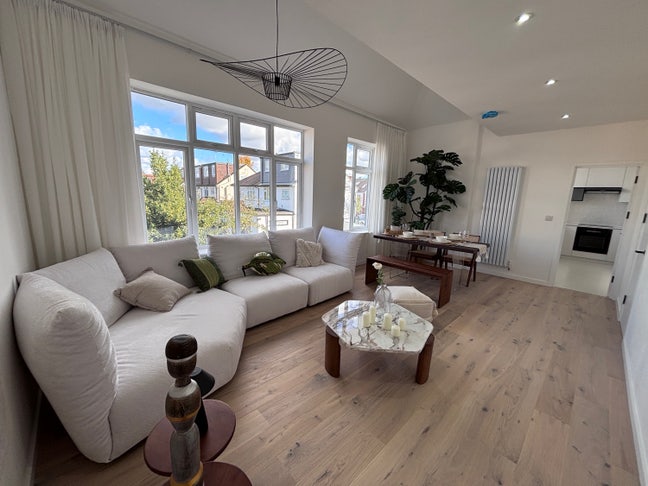 Nearly new beautiful  1 bed flat close to station  Main Photo