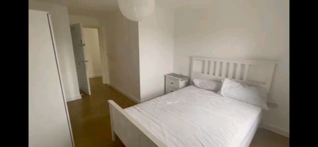 One double bedroom available in 2bedroom flat Main Photo