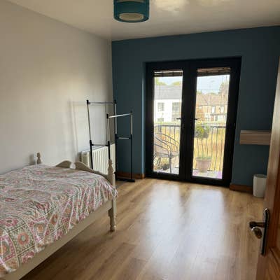 Bright and spacious single room Main Photo