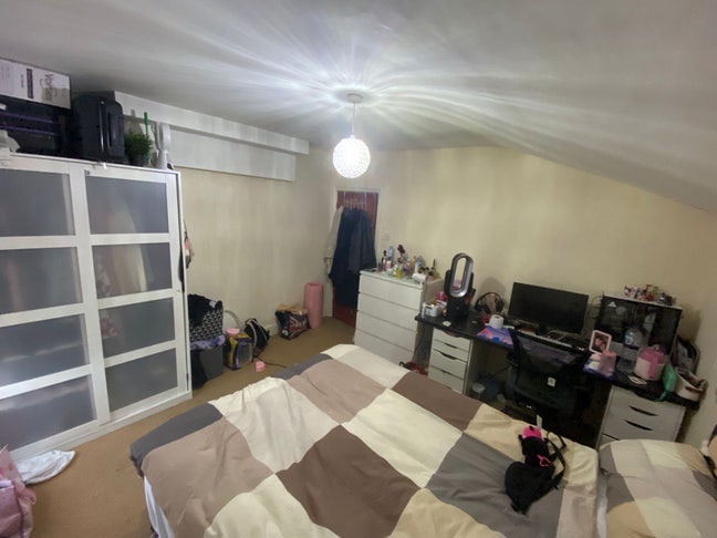 Room available -October(Female prefereed) Main Photo