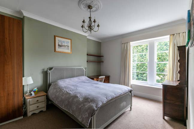 Master bedroom in large Clifton flat Main Photo