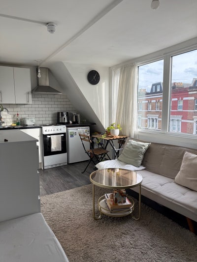 1 bedroom flat to rent in Putney Main Photo