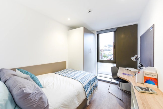 En-Suite in City Center - Short Let for females Main Photo