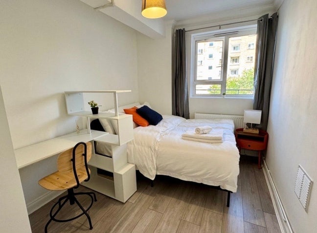 Double room in modern flat near UCL Main Photo