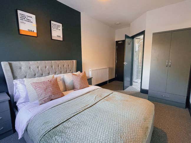 Bright and spacious en-suite room on Cleethorpes Main Photo