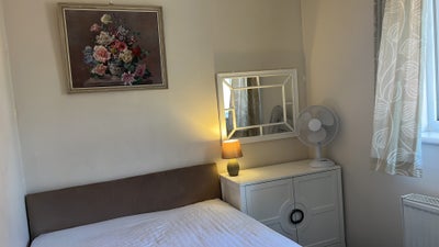 Clean small double room near Eden centre  Main Photo