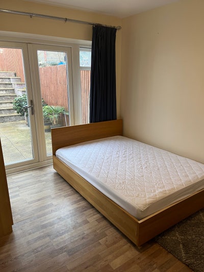 Large double Room - available 19th October  Main Photo