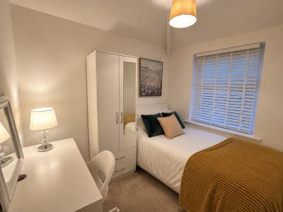 Modern Room | 5 Mins to Christie | Bills Included Main Photo