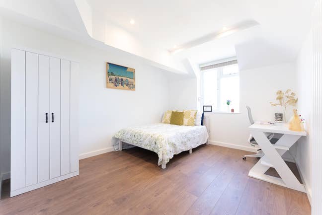Studio available in newly refurbished house Main Photo