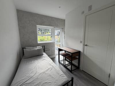 Luxury Bedroom with Balcony & En Suite N16 Main Photo