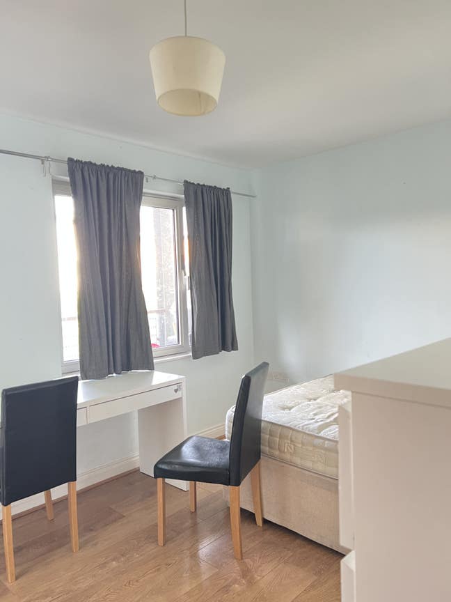 Big room with Balcony in near cutty sark DLR  Main Photo