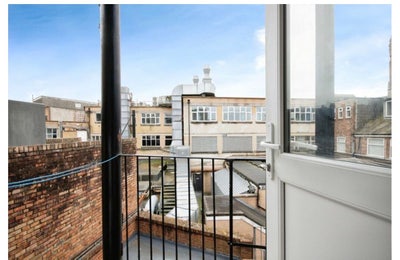 Newly refurbished flat in town centre  Main Photo
