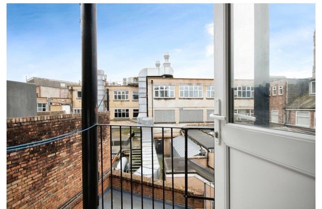 Newly refurbished flat in town centre  Main Photo