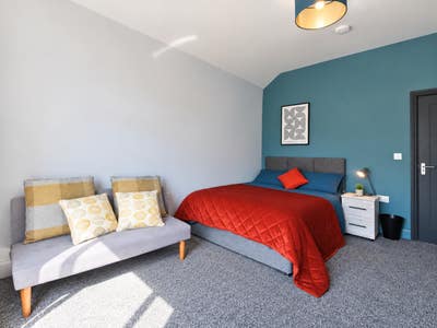 Stylish  Room | Bills Inc | M4 Briton Ferry📍 Main Photo