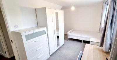 Spacious double room with ensuite nr hospital Main Photo