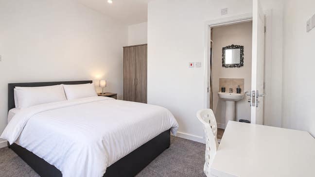 1 Double En Suite Room Available in L7!  Main Photo