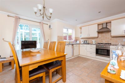 Ash Vale Home | Rooms &pound;800pcm-&pound;950pcm Available Main Photo