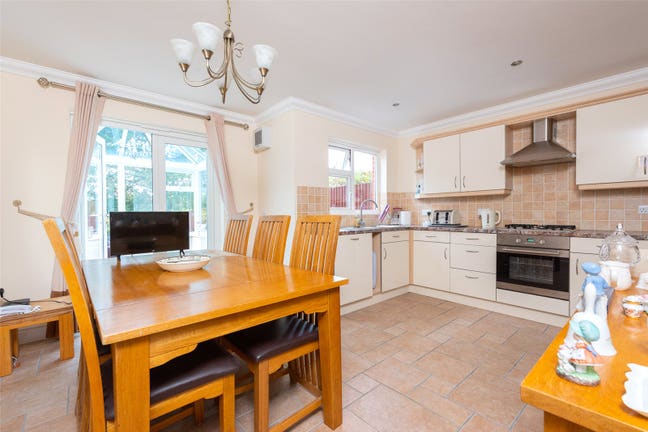 Ash Vale Home | Rooms &pound;800pcm-&pound;950pcm Available Main Photo