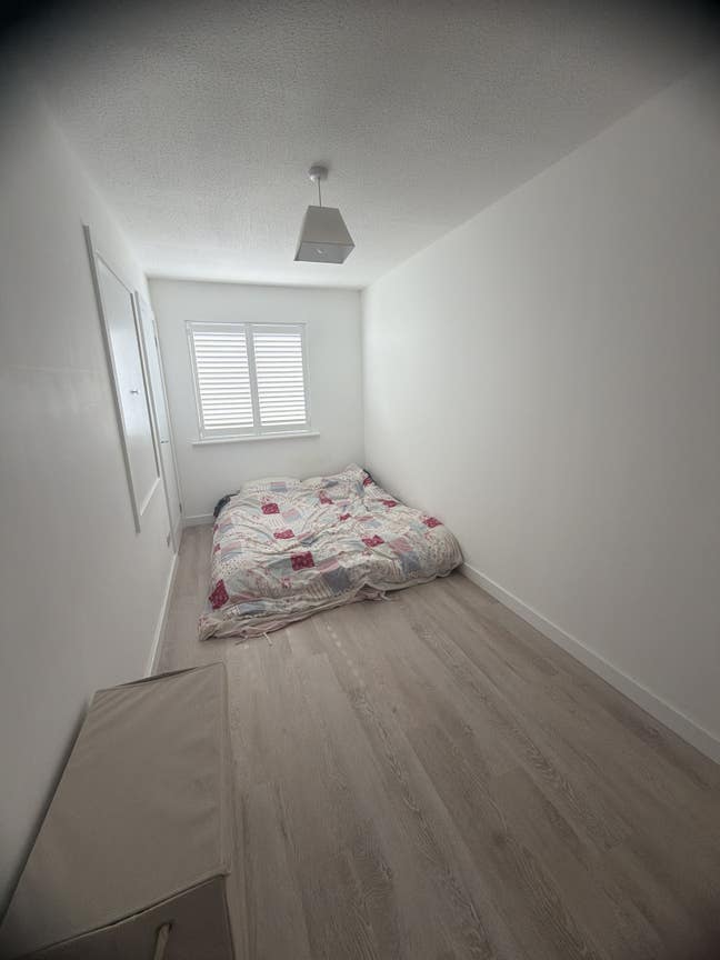 1 small double room available in small house Main Photo