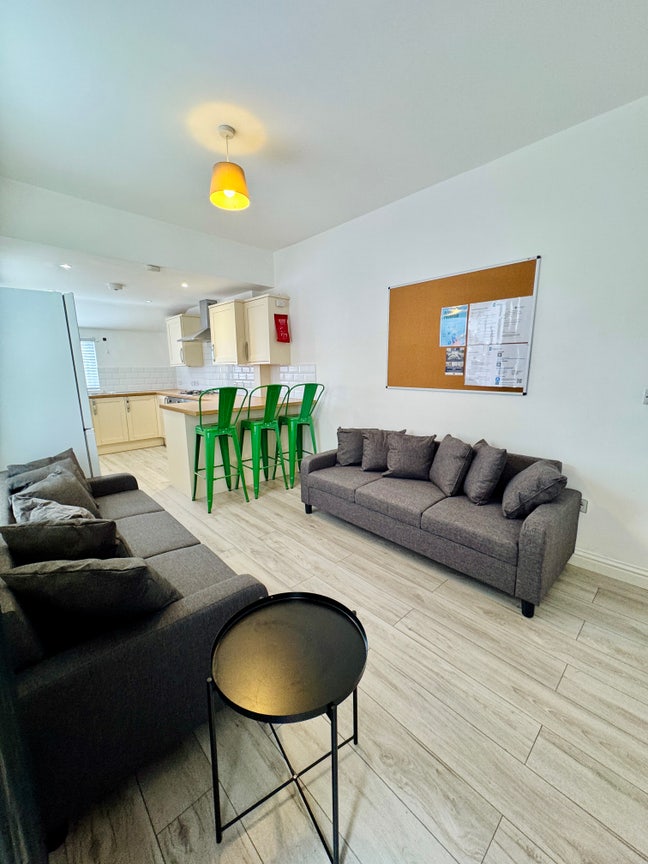 Individual Contract - Student House Main Photo