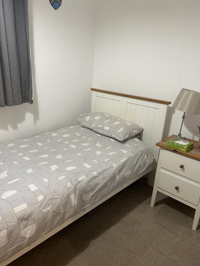 Single room in family home  Main Photo